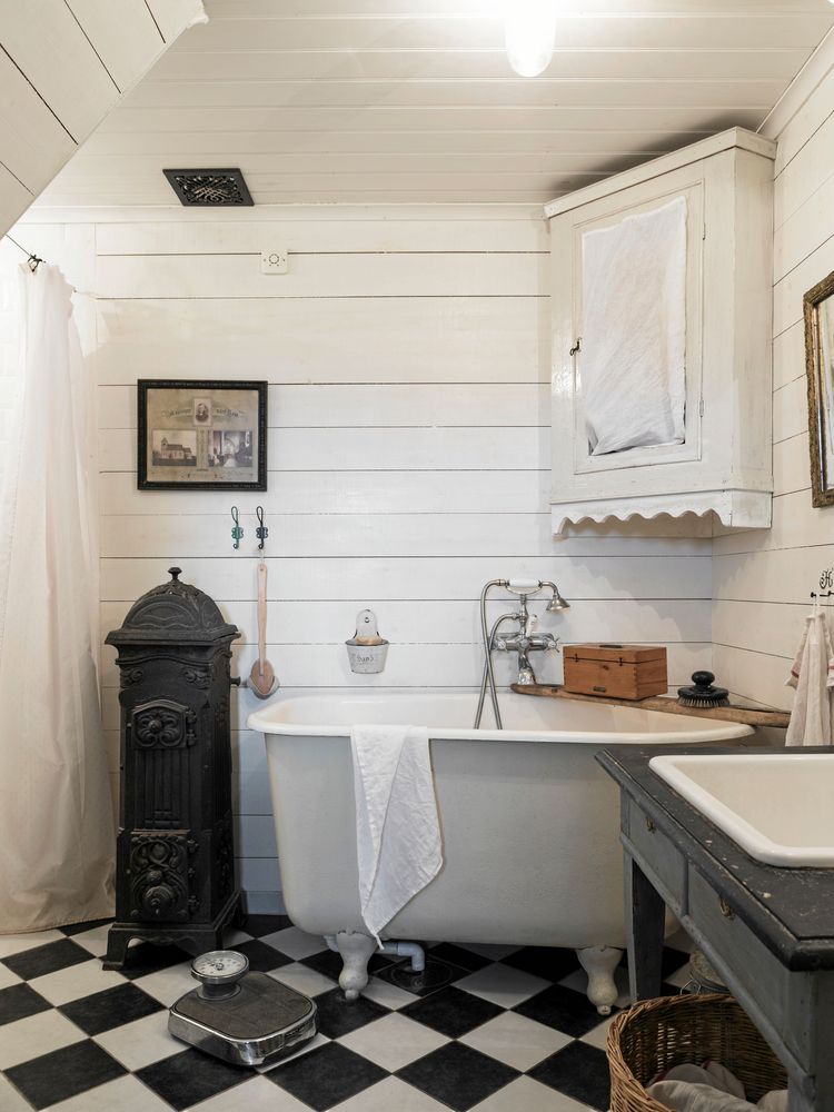 Susanne drömde om att ha en fungerande kamin i badrummet men får nöja sig med att ha levande ljus i den.