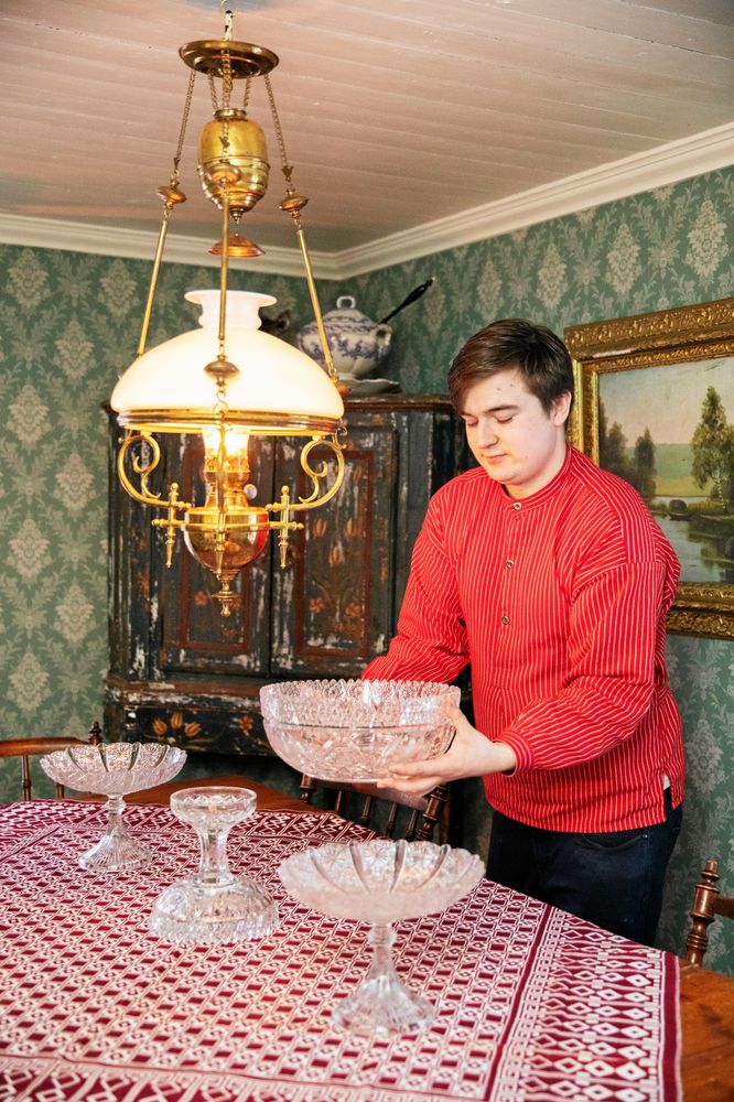 Joar i den fint inredda salen, här med sina vackra glasskålar.