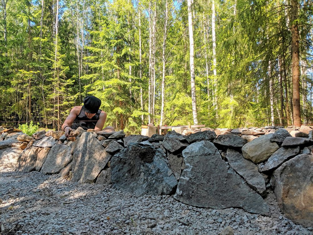 Grunden läggs med stenar som Erik hämtat med Grållen.
