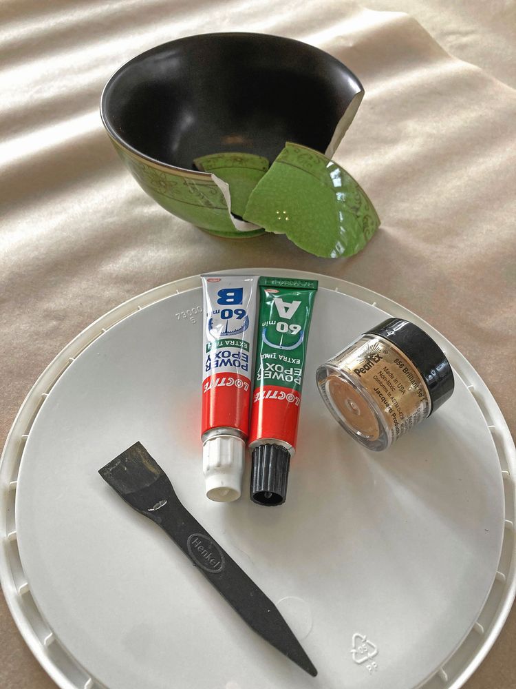 Finskålen i bitar och allt som krävs för att laga.