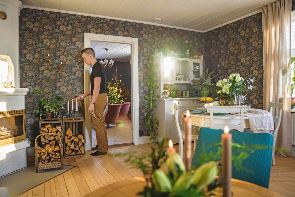 Den rymliga matsalen med sin blommiga tapet "Nightingale garden" från Borås tapeter.