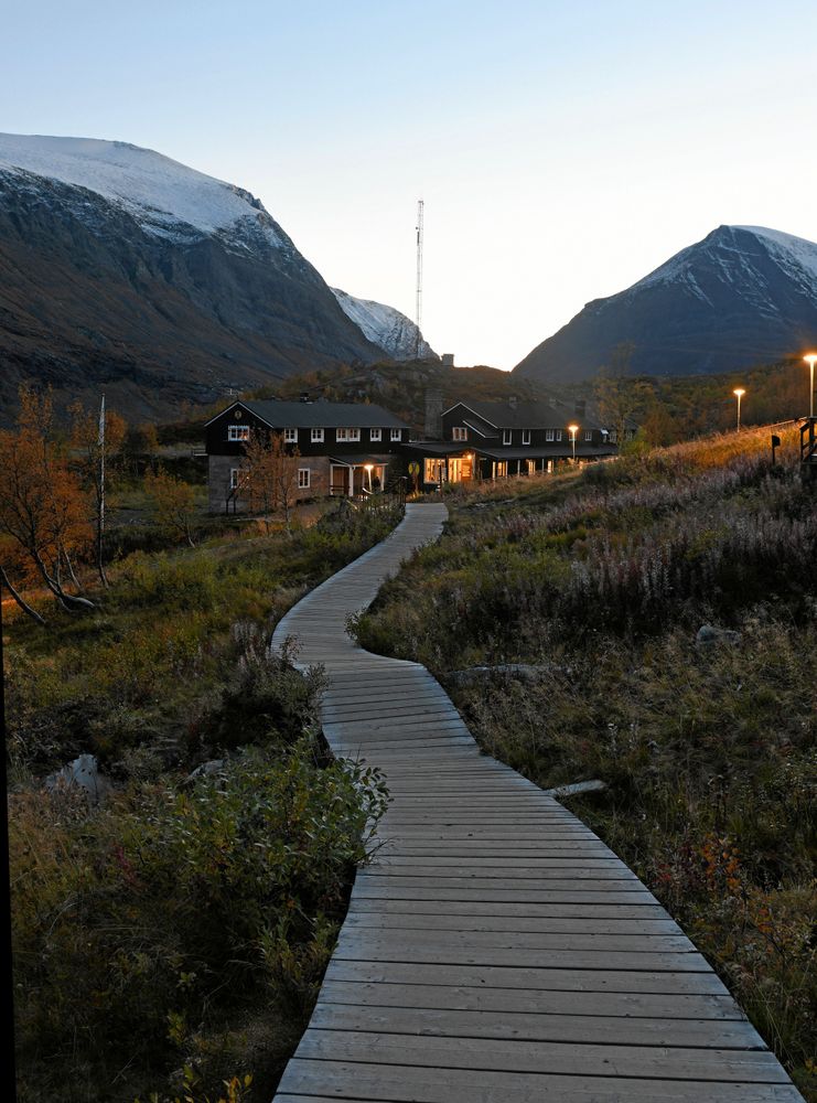 Kebnekaise fjällstation ligger nära bergets fot. Därifrån är det knappt en mil kortaste vägen till sydtoppen.