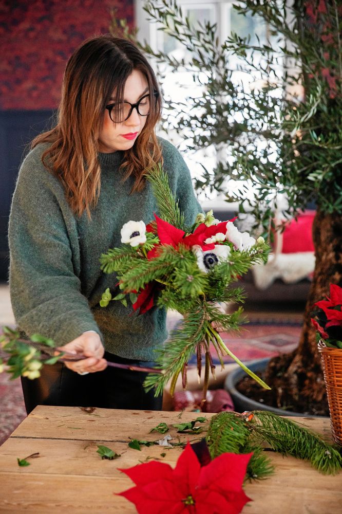 Sätt ihop julstjärnor, tallkvistar och anemoner till en maffig "disneybukett".