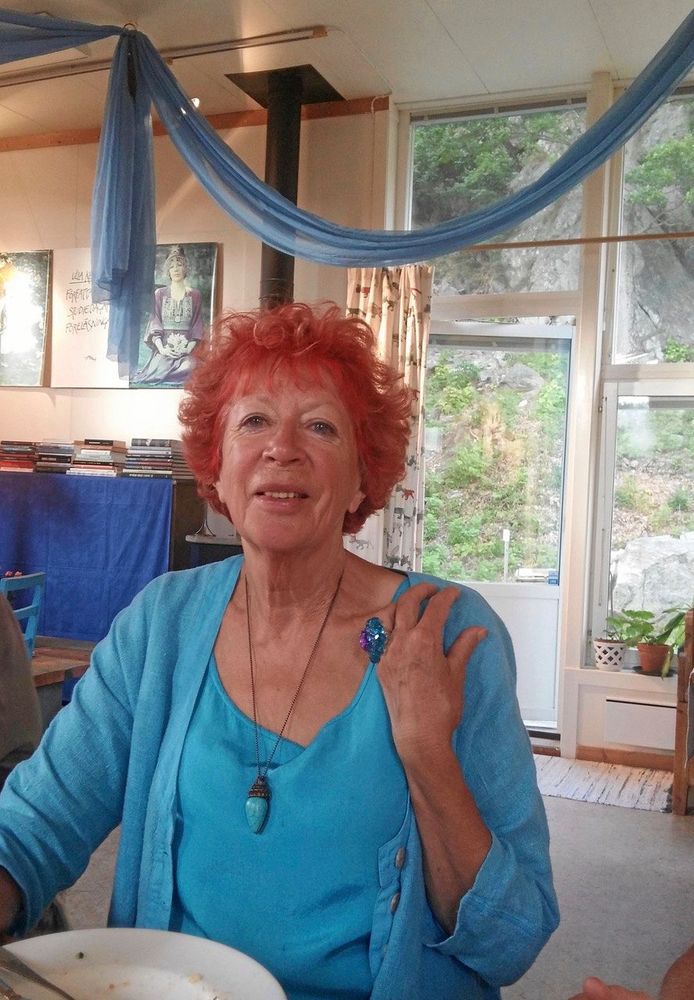 Ulla beskriver sig som ett färgsprakande yrväder vars livsuppgift är att blomma och inspirera andra.