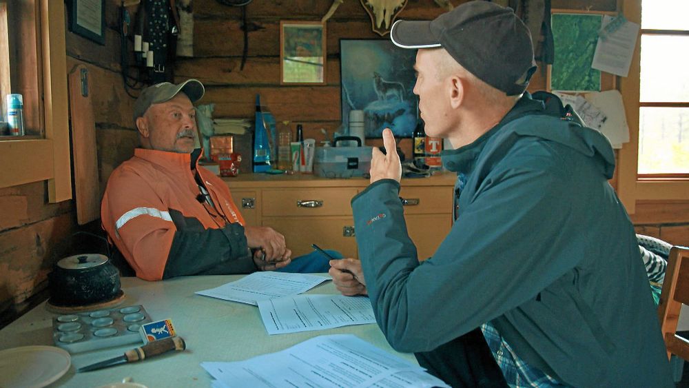 Björn samtalar med Storumanbon Leif, tillika Heidis farbror, som är en i teamet som ska göra orten till en av Sveriges mest klimatsmarta.