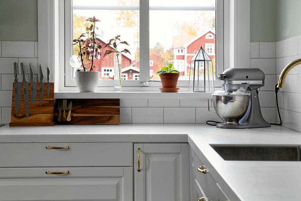 De slitna 1980-talsskåpen och bänkarna byttes ut när köket renoverades.