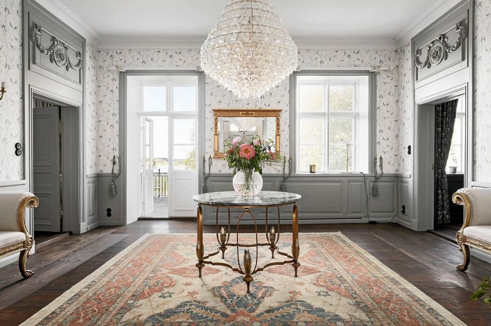 Svenskt tenn har inrett herrgården, men möblemanget ingår inte i priset.