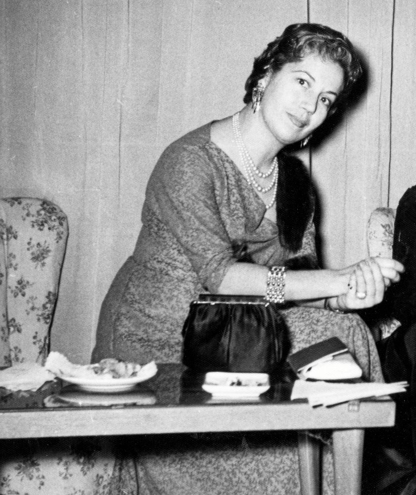 Klänningarna på 1960-talet skräddades ofta med smala ärmar riktade neråt och lite bakåt. Knappast något att veva med armarna i.