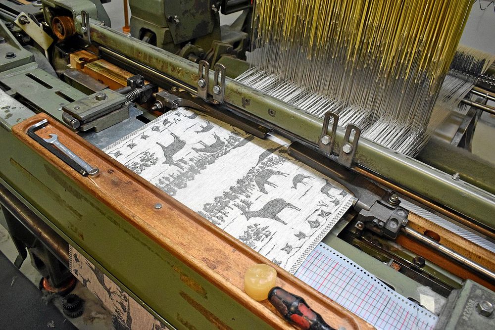 Det är en hel del ganska avancerade mönster som skapas i de olika vävmaskinerna.