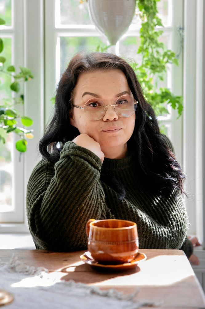 Linnea skulle vilja snickra: "Men tyvärr är verktygen gjorda för stora män och inte någon som är 1,25 centimeter lång som jag", säger hon.