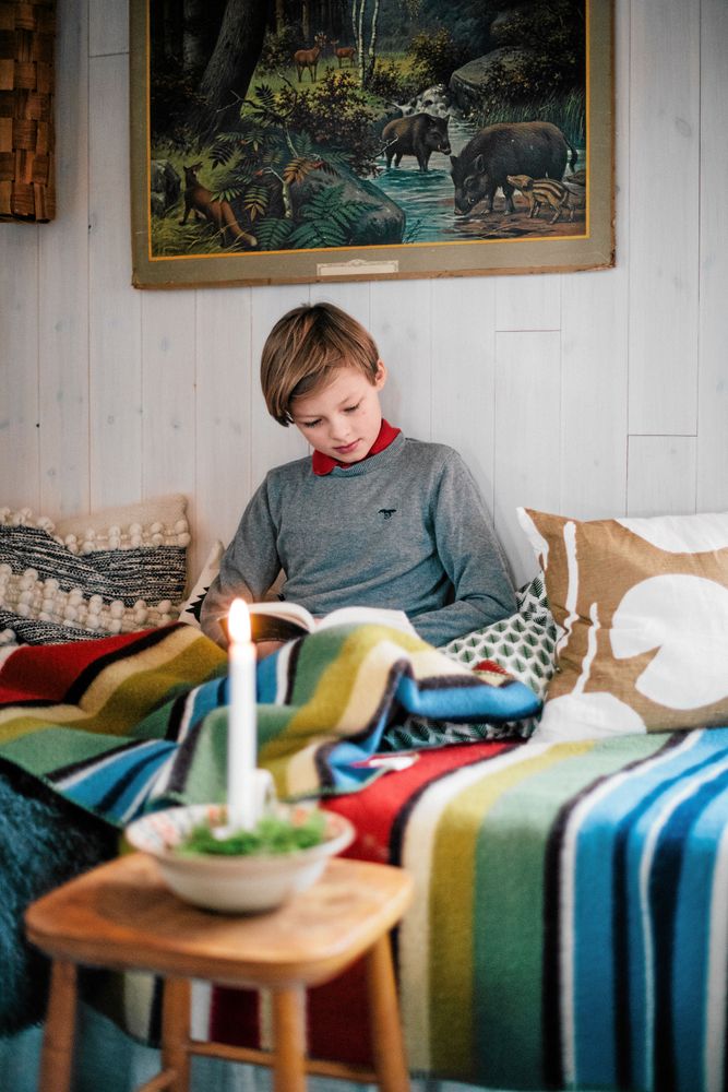 11-årige Harry gillar lugnet i torpet och får ro at läsa en bok.