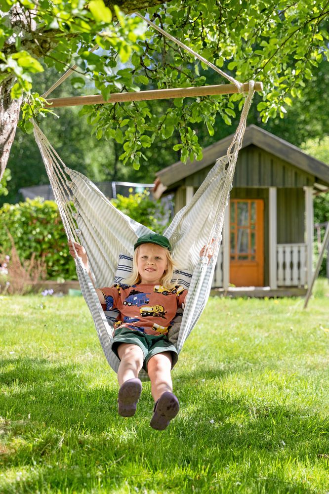 Under året i förskoleklassen har Olof blivit upplockad av skolbussen vid grinden och åkt till skolan i Hyltebruk varje morgon. Under sommaren växlar han mellan fritids och lek med kompisarna hemma i byn.