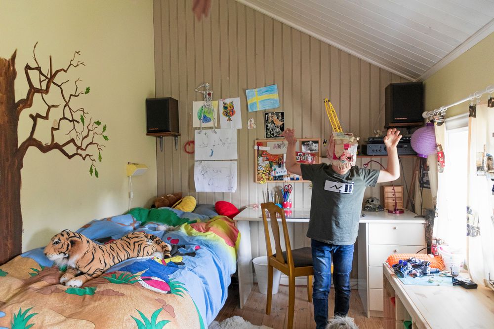 Anton gillar att bygga läskiga masker och trivs i sitt rum under snedtaket på övervåningen.
