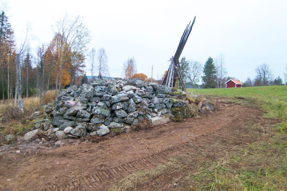 Gamla odlingsrösen röjs fram och ”friläggs”. Det blir minnesmärken över förfäders slit för överlevnad.