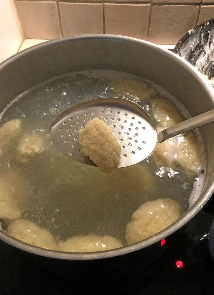 Det ska koka vilt. När paltarna är klara flyter de upp till ytan.