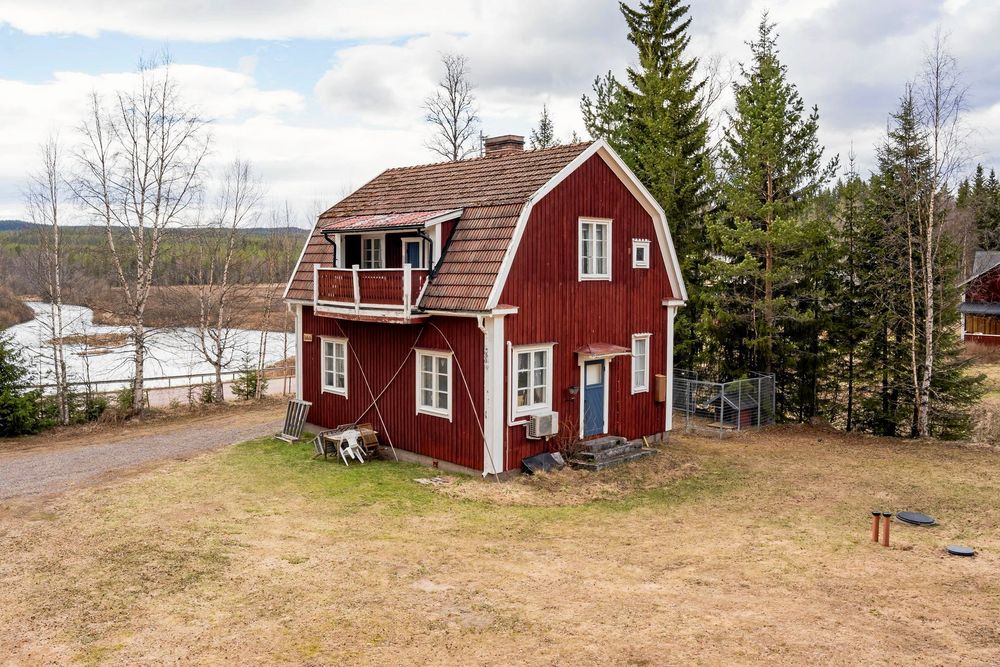 Skolan ligger med härlig natur och fin utsikt.