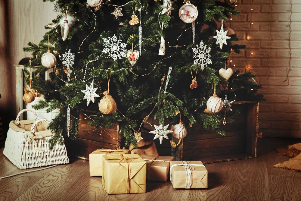 Ställ inte stammen platt mot julgransfoten eftersom det försvårar upptaget av vatten.