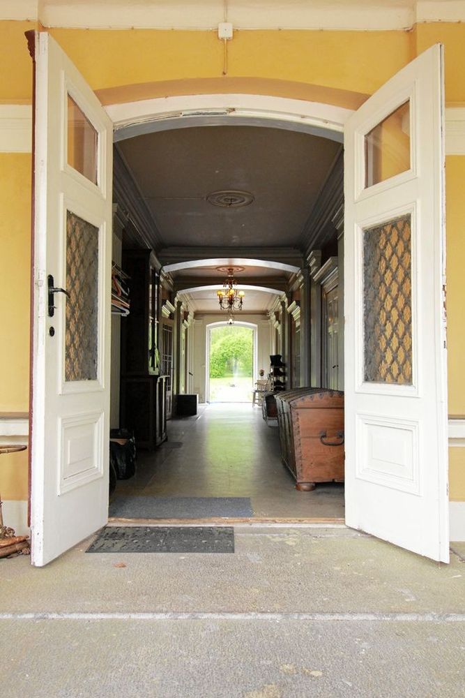 Den långa hallen går igenom hela huset.