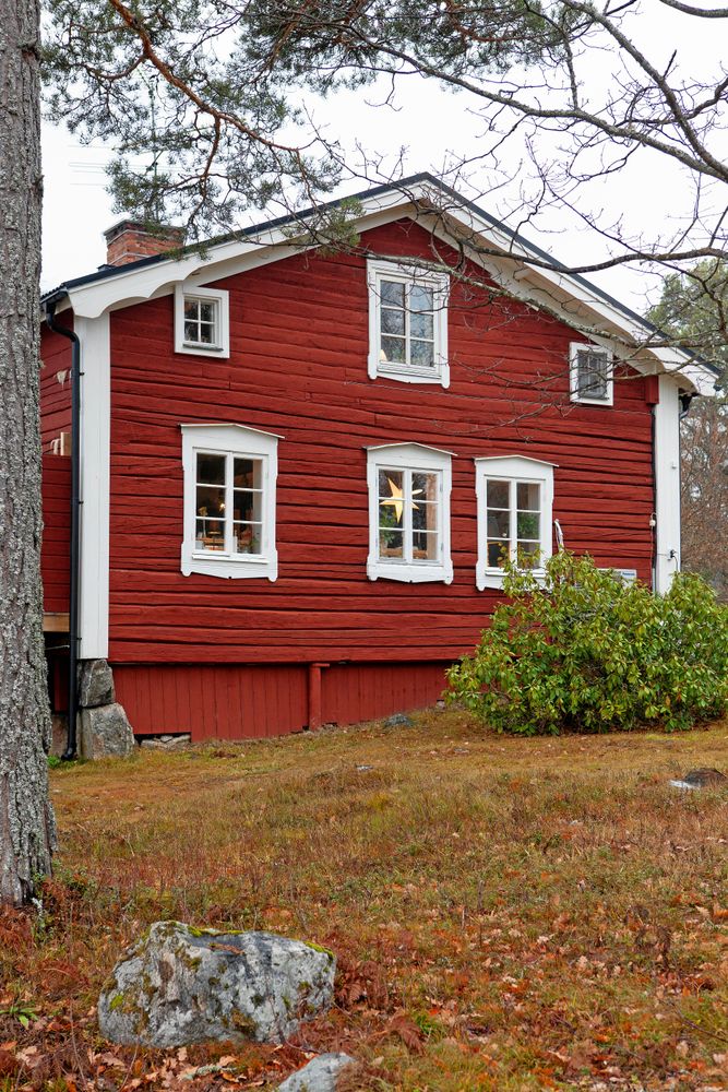 Torpet byggdes på 1800-talet och är rejält timrat.