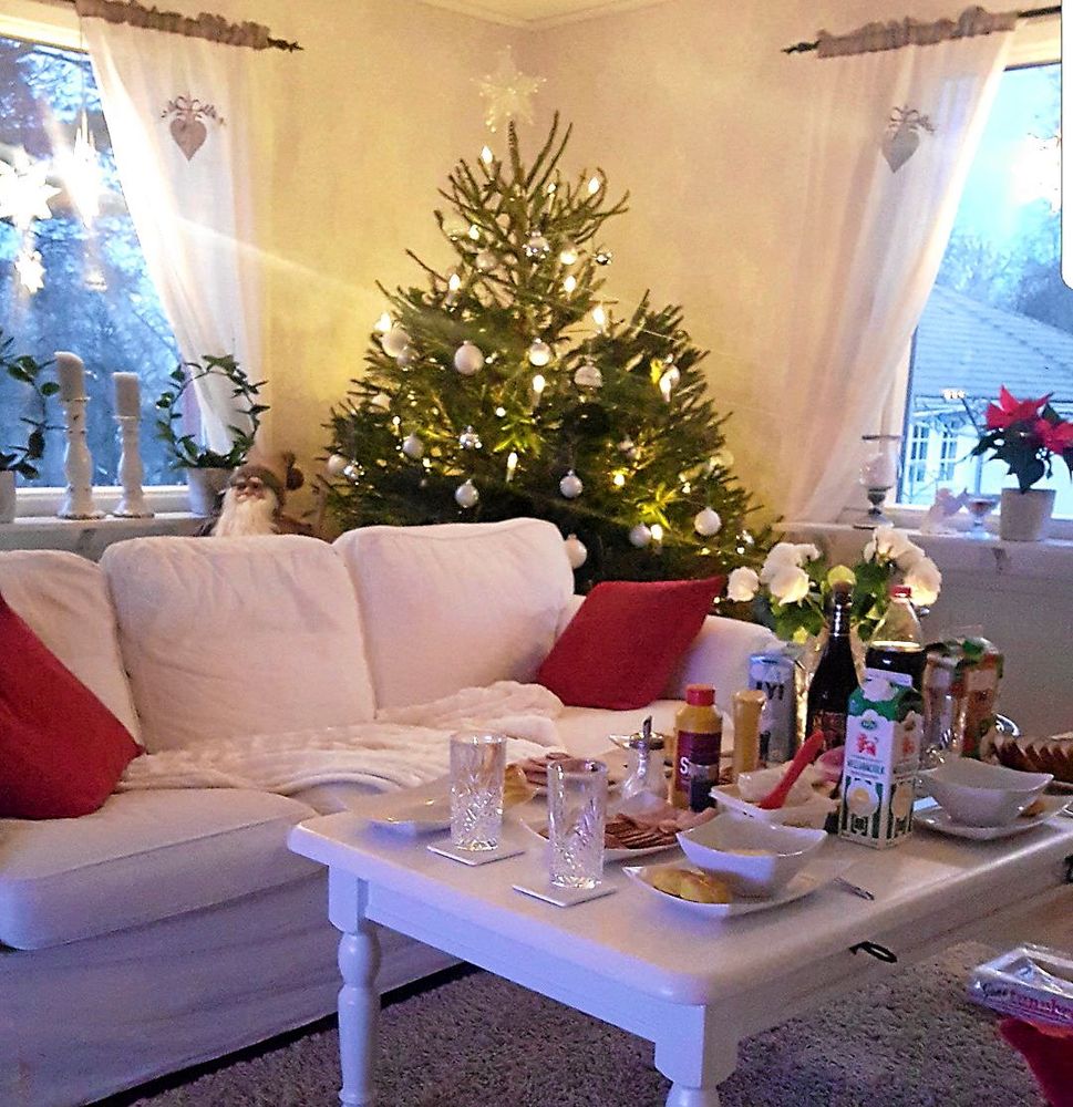 Varje adventssöndag bjude Victor och Madelen in släkt och vänner till fika.