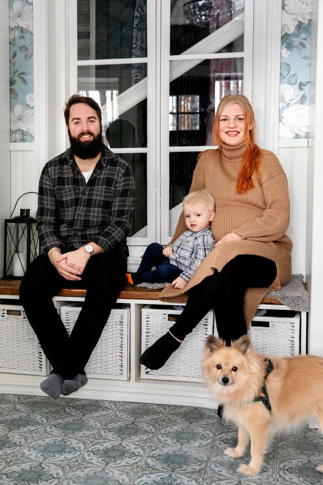 Bakom Hampus, Tage, Madelene och hunden Pimpim är torpets gamla yttervägg och originalfönster.