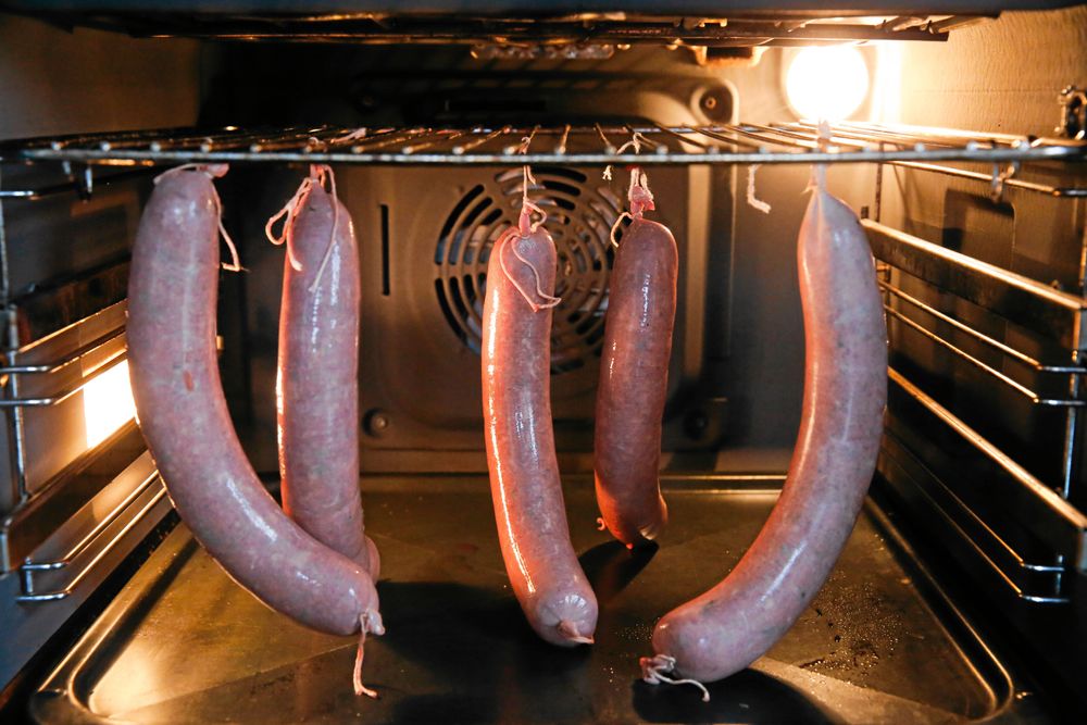 Hemgjord salami smakar allra bäst. Det är inte svårt att göra korven själv.