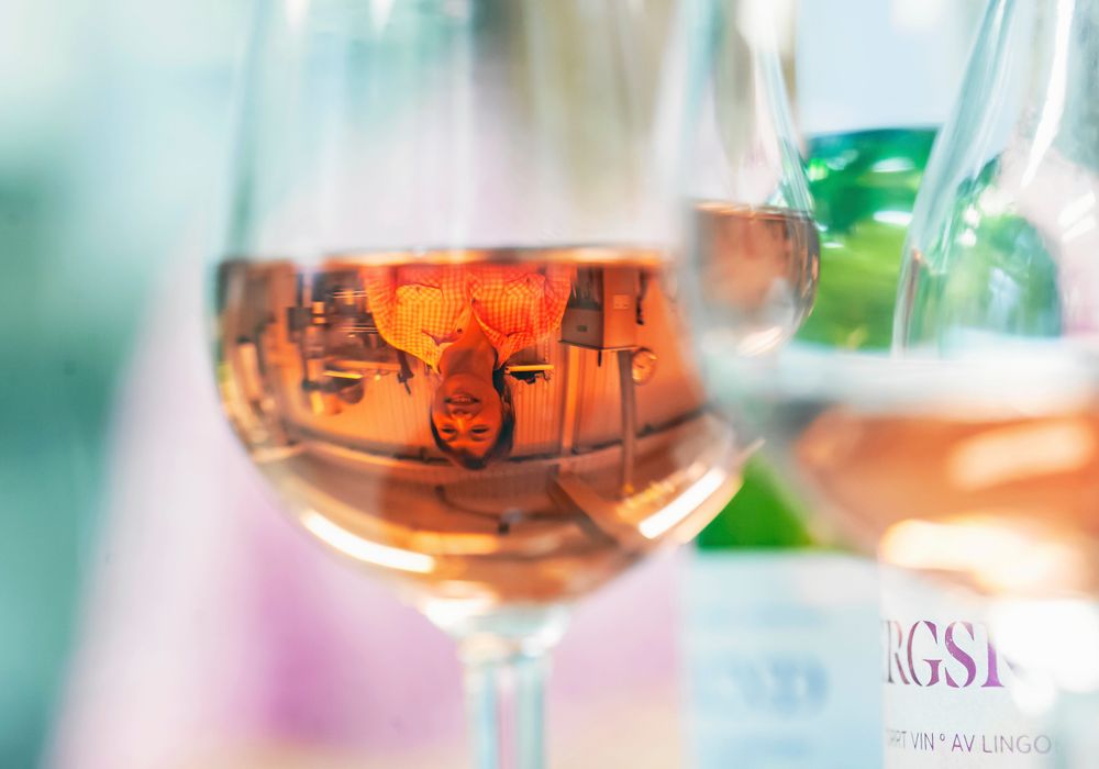 Som rosévin, fast på lingon. Bergskär fick betyget ”Sommaren godaste roséfynd” av TV4s sommelier Maya Samuelsson.