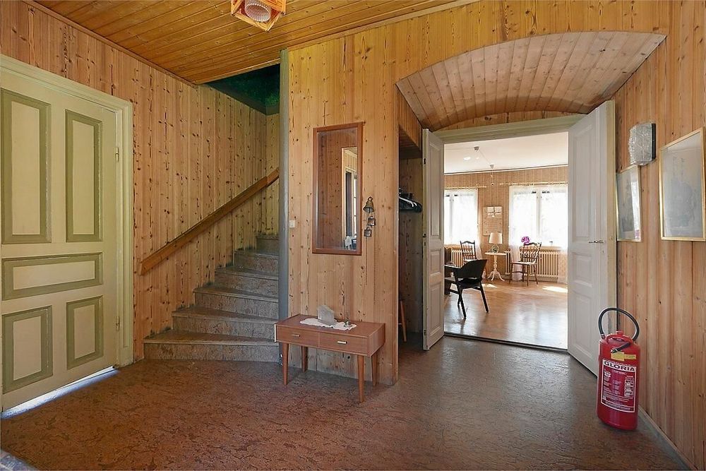 I hallen på entréplan finns en charmigt grönmålad dörr.