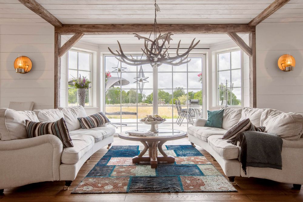 I bostadshuset finns vardagsrum med härlig utsikt.