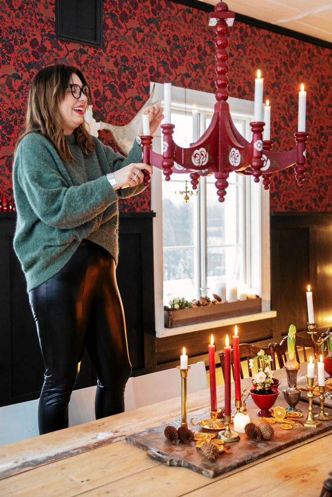 Juldukat. Stina julpyntar mest med levande ljus och blommor. Tomtar har hon nästan inga.