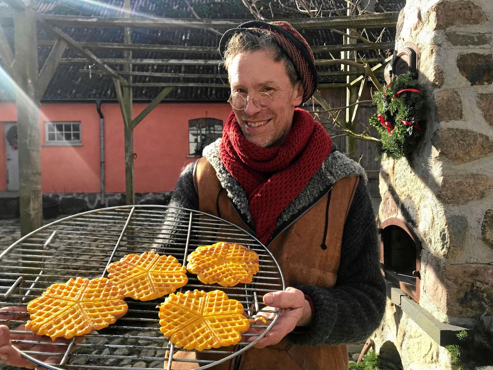 Gustav gräddar saffransvåfflor med saffran som de odlat själva för första gången i år.