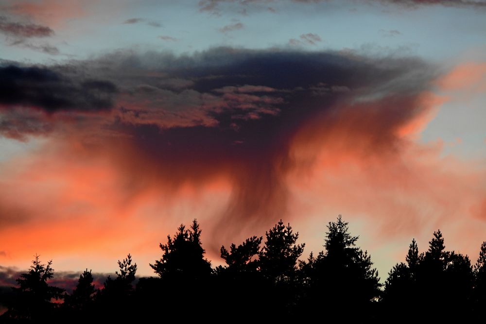 PLATS 2-5. Ewa Ottosson från Färgelanda bidrar med en dramatisk ovädershimmel i Dalsland.
