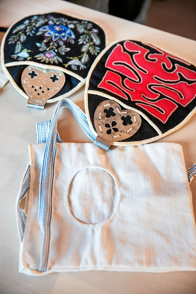 Två färgglada kjolväskor och en "slättjeskräppa", en slags innerficka som först användes av fäbodkvinnor med godsaker till djuren.