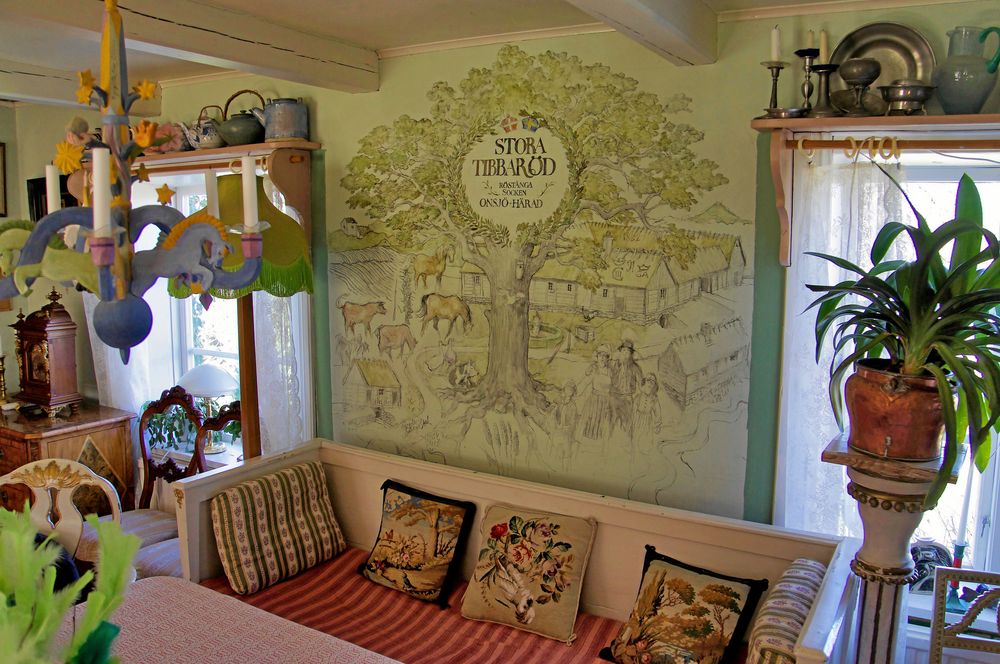 I boningshuset finns en vacker väggmålning som andas gårdens bondetradition.