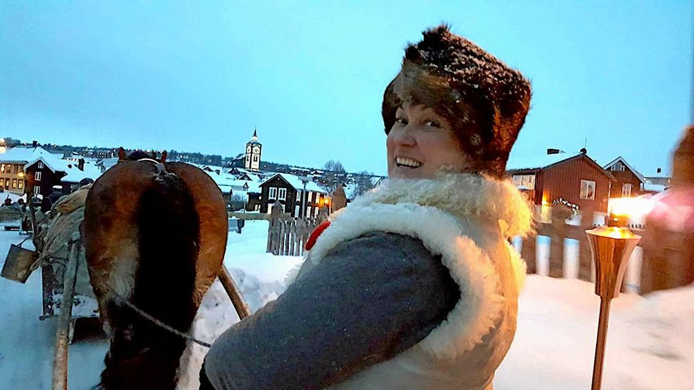 Anna Dahlgren kör in i Röros med hästen Ciljon.