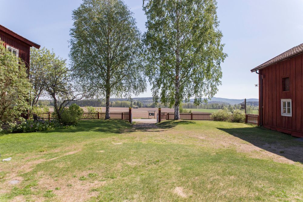 Gästgivars erbjuder en imponerande utsikt över fälten i Vallstanejden.