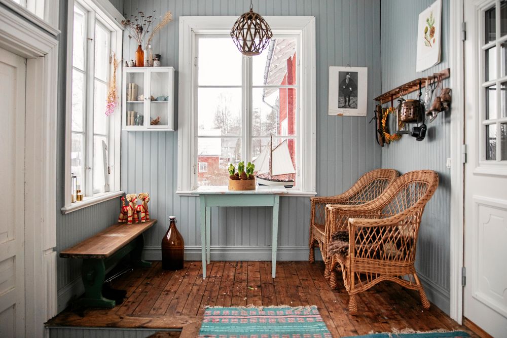 Förstukvisten byggdes rejält tilltagen för att rymma alla skolbarns ytterkläder och skor. I dag är den som ett extra rum med korgstolar.