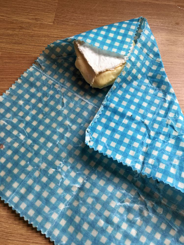 Tyg eller papper som mättats med bivax håller maten fräsch.