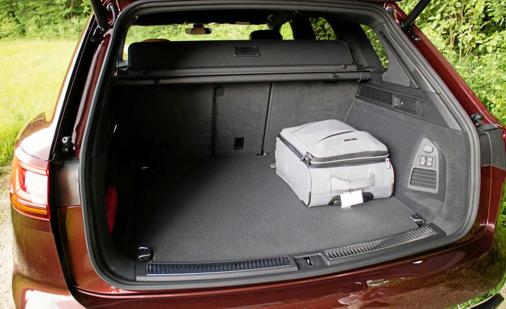 Bagageutrymmet rymmer 810 liter och i nedfällt läge, 1800 liter. Dock går det inte att fälla ned baksätet helt så att lastutrymmet blir plant.