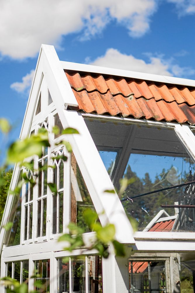 Taknocken av tegel håller ihop taket, med sina spetsiga små gavelfönster och stora takfönster.