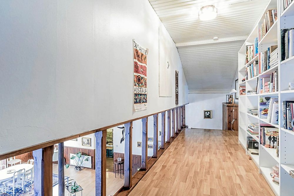 Hallen på övre plan där det också finns sovrum med snedtak.