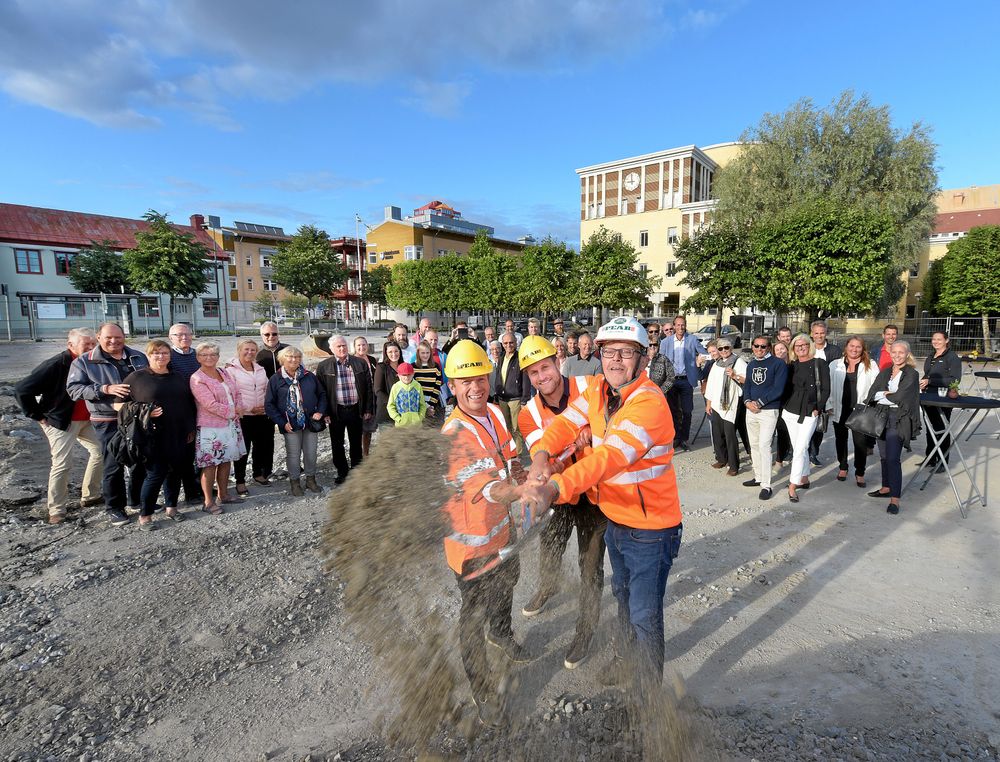 Efter flera års planering kan fastighetsägaren Markus Näslund (i mitten) ta första spadtaget till bygget Strandkajen. Kommundirektören Magnus Haglund och byggherrens representant Tommy Lindmark hjälper till.