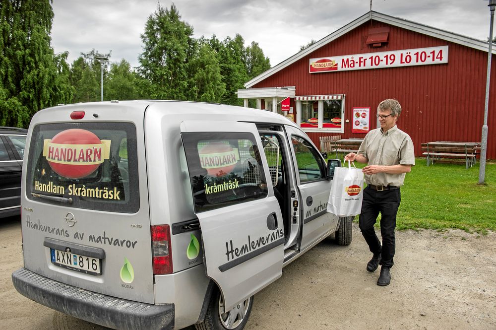 Erik lastar varukassar i lanthandelns utkörningsbil.