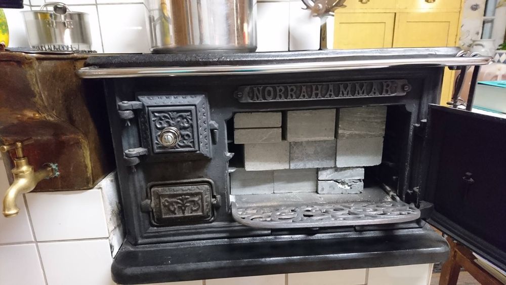 Kaminen följer med på köpet.