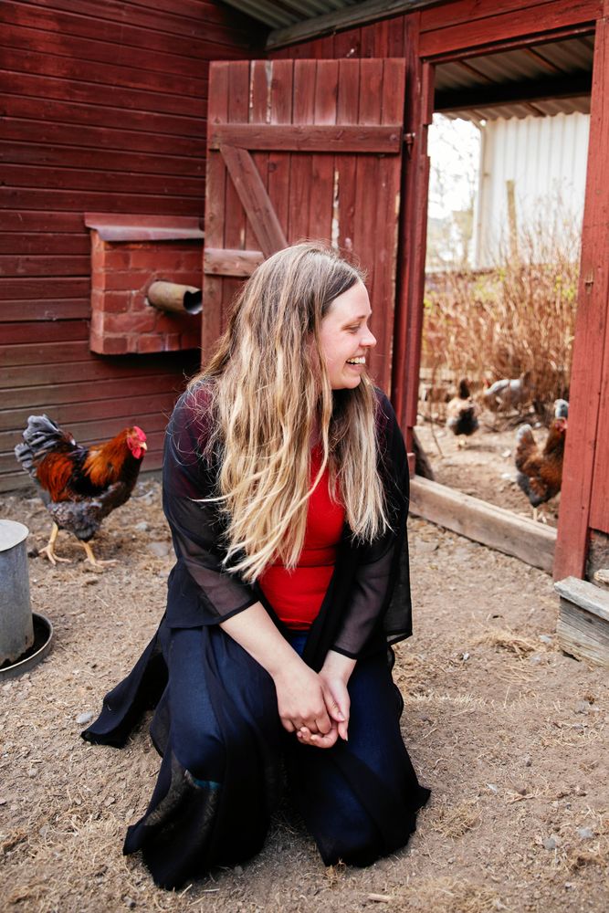 Therese älskar att vara med hönsen, som numera är för många för att få springa fritt.