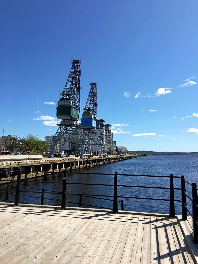 Solen sken över kajen i Örnsköldsvik.