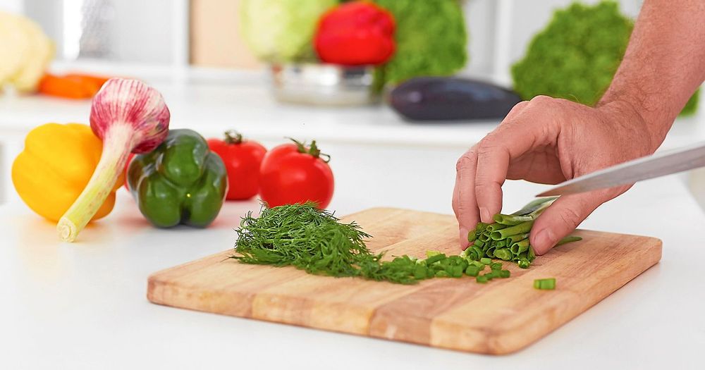 Trä vinner över plast som material i skärbrädor.