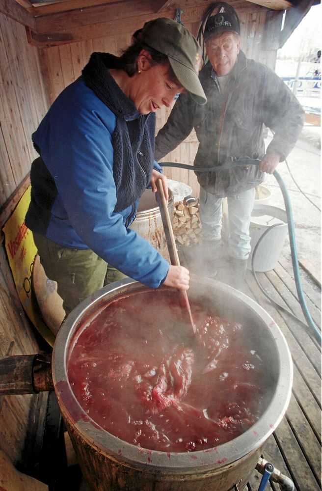 Blåbärssoppa kokas i Evertsberg.