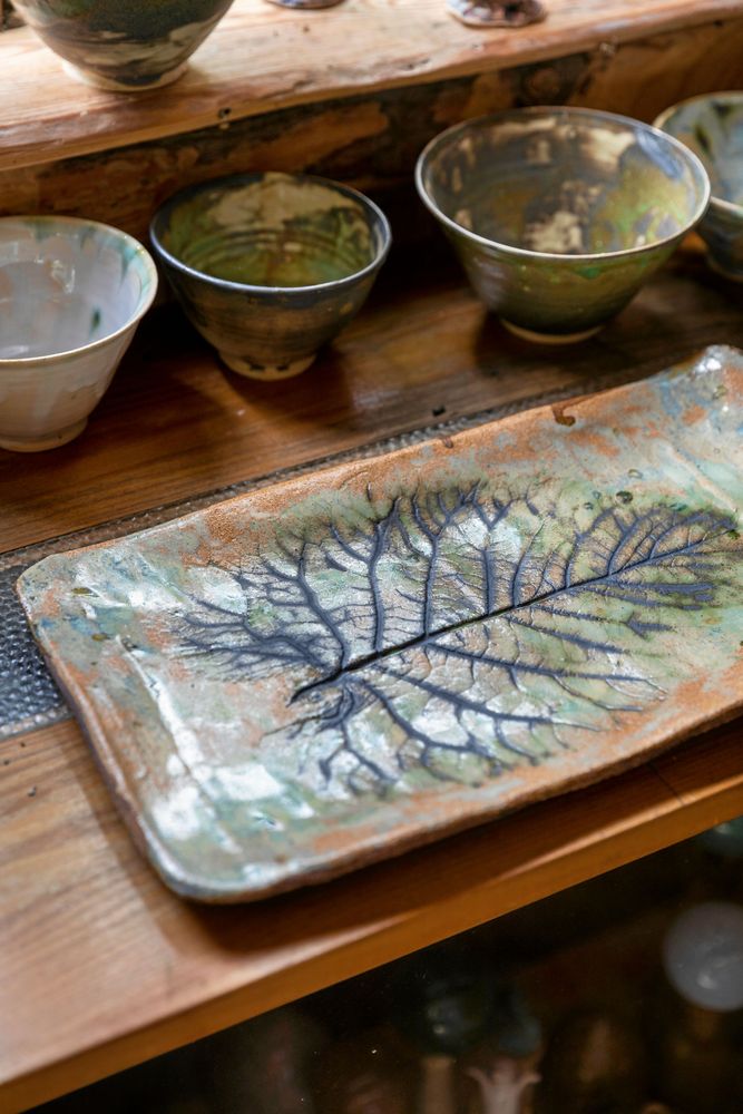 Naturen är Thomas stora inspirationskälla. Här har ett stort löv från trädgården skapat ett träd i relief på fatet.