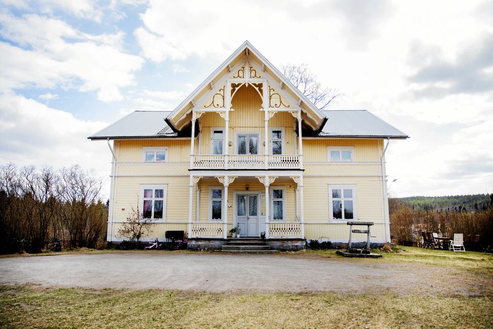 Den gula prästgården är ett imponerade trähus med fina snickerier.